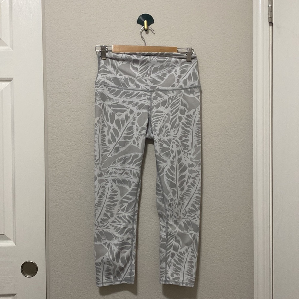 Alo Yoga Palm Springs airbrushed white leggings leaves stripes women's medium - Picture 7 of 11